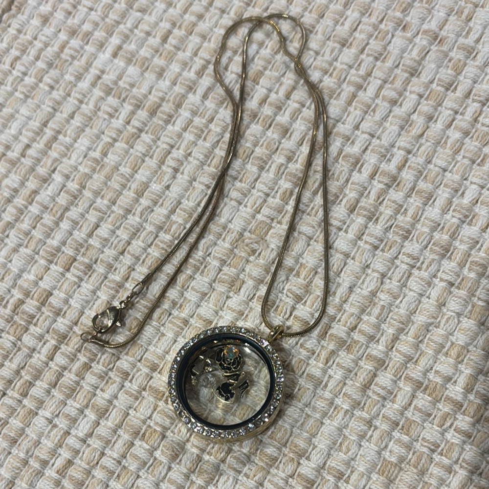 Elegant Gold and Silver Pendant Necklace